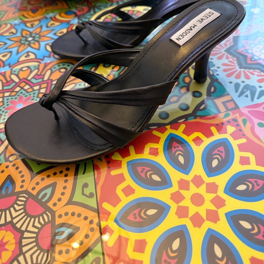 Super cute great condition Vint 90’s) KISSES sandals. Jet black.
comfortable! 🚭